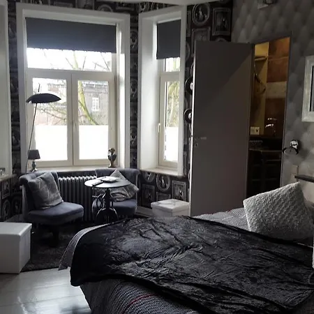 Le Bonimenteur Bed & Breakfast *