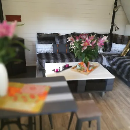 Le Bonimenteur Bed & Breakfast *